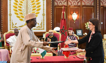 جلالة الملك والرئيس النيجيري يترأسان حفل التوقيع على ثلاث اتفاقيات للتعاون الثنائي، واحدة منها مرتبطة بالمشروع الاستراتيجي لأنبوب الغاز الرابط بين نيجيريا والمغرب