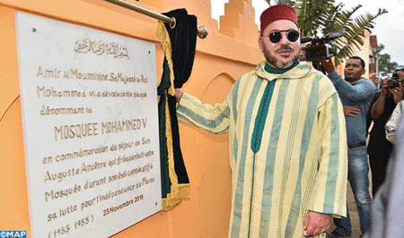 أمير المؤمنين يزور مسجد أنتسيرابي الذي تفضل جلالته فأطلق عليه اسم مسجد محمد الخامس