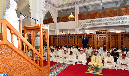 أمير المؤمنين يؤدي صلاة الجمعة بمسجد طيبة بسلا الجديدة
