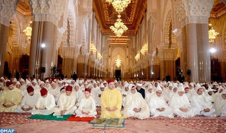 أمير المؤمنين يترأس بمسجد الحسن الثاني بالدار البيضاء حفلا دينيا كبيرا إحياء لليلة القدر المباركة