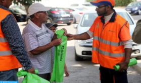 جهة طنجة-تطوان-الحسيمة : توزيع أكياس بلاستيكية وحملات تحسيسية للمحافظة على النظافة خلال أيام العيد
