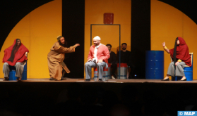 عرض مسرحية "احلو الباب" لفرقة مسرح تانسيفت في ختام فعاليات ملتقى الفنان بمراكش