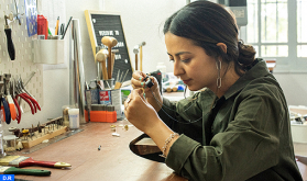 لمياء الصقلي، صانعة تقليدية تبدع أناملها مجوهرات من الذهب والفضة