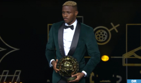 جوائز الكونفدرالية الإفريقية لكرة القدم (2023): النيجيري فكتور أوسيمين يفوز بجائزة أفضل لاعب إفريقي للسنة