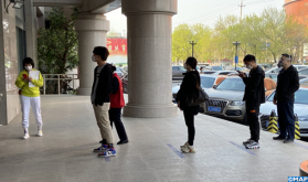 "مسافة الأمان".. مظهر جديد للحياة اليومية للصينيين في الفضاءات العامة بعد العزل