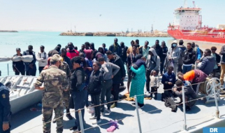 Laayún: La Marina Real asiste a 131 subsaharianos candidatos a la migración irregular