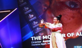 La directora Asmae El Moudir, ganadora del Gran Premio del Festival de Cine de Marrakech, dedica la "Estrella de Oro" a Su Majestad el Rey