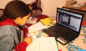 Adopción de la enseñanza a distancia durante 15 días en las provincias de Ued Eddahab y Auserd (AREF)