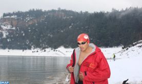 Khénifra : Hassan Baraka réalise une nage de 1.600 mètres en eau glacée et bat son record personnel