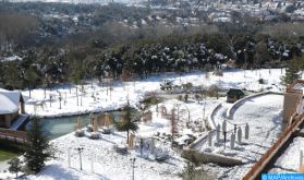 Après avoir envahi les hauteurs, la neige s'invite au centre-ville d'Azilal