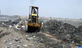 El Kelâa des Sraghna : Grande opération d'enfouissement des déchets suite à un incendie dans la décharge municipale