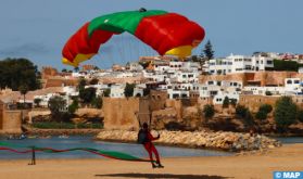 Fête du Trône : un spectacle de parachutisme acrobatique illumine les rives du Bouregreg