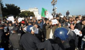 Des centaines d'étudiants marchent dans les rues d’Alger pour réclamer un changement radical du régime