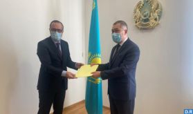 M. Mohammed Rachid Maaninou présente les copies figurées de ses lettres de créance au vice-ministre des AE du Kazakhstan