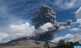 Indonésie: Le mont Sinabung entre en éruption